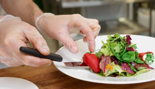 Kontrol Kebersihan Tangan Staf untuk Menjaga Kualitas Dapur