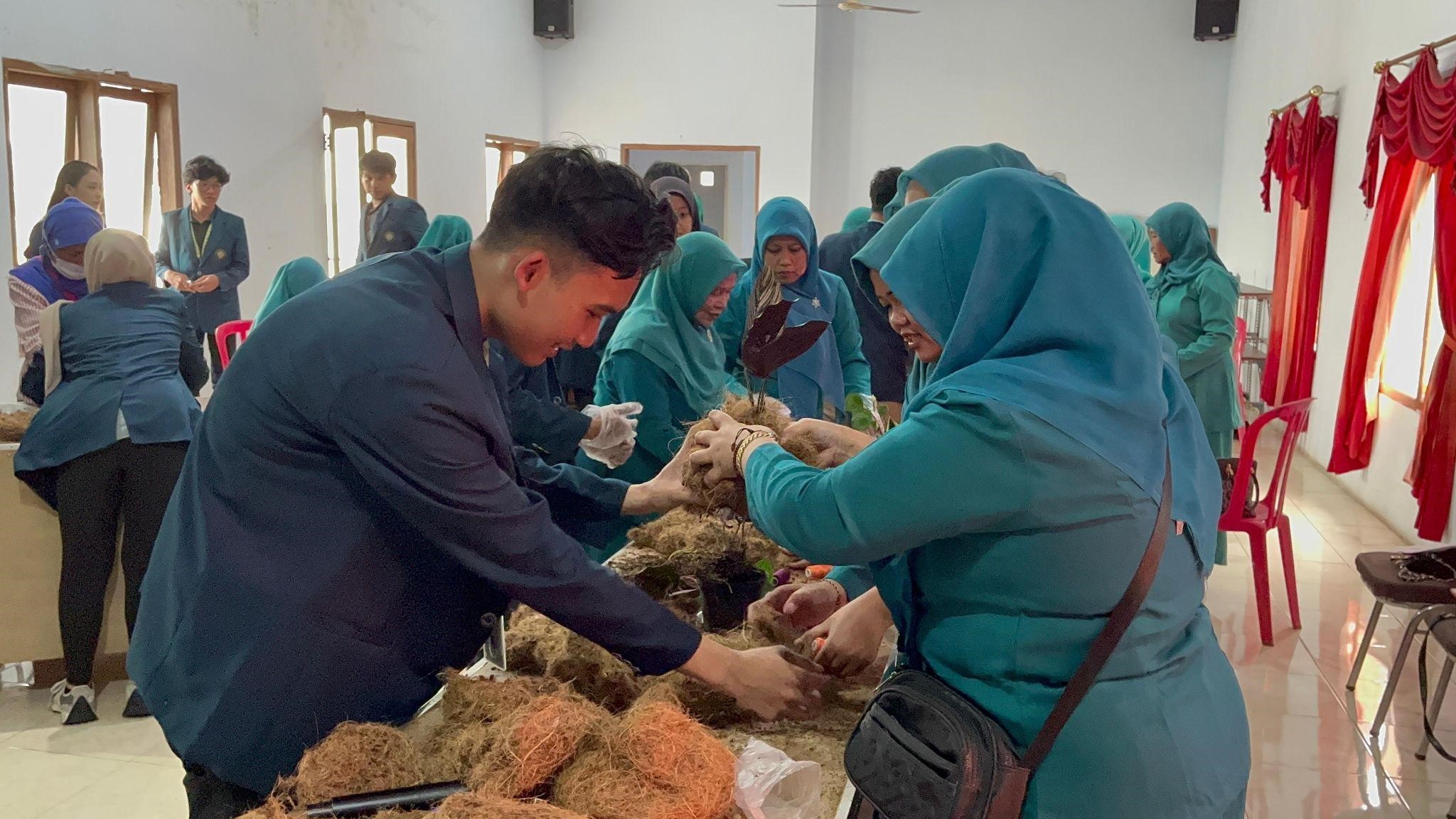 Sabut kelapa sebagai praktik sederhana eco-lab kampus