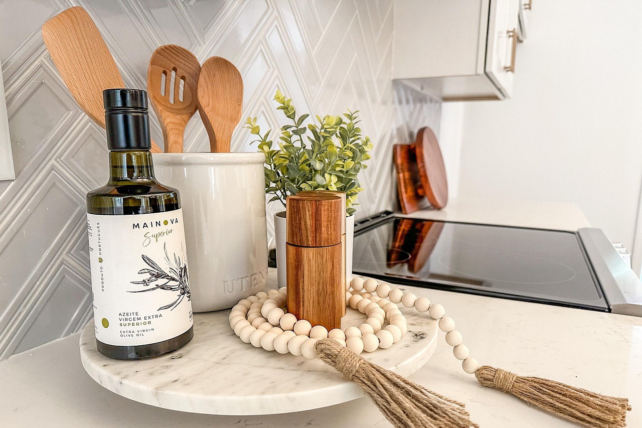 meja kerja dapur di kafe minimalis