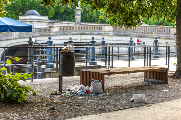 cara memindahkan sampah di area publik