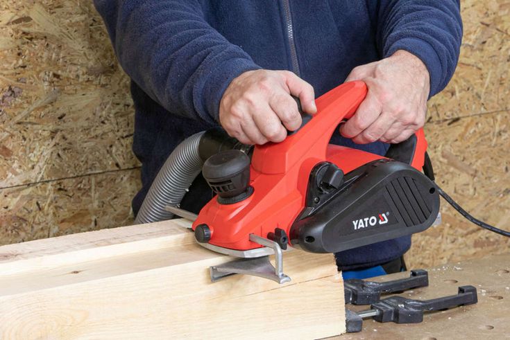 mesin serut papan kayu